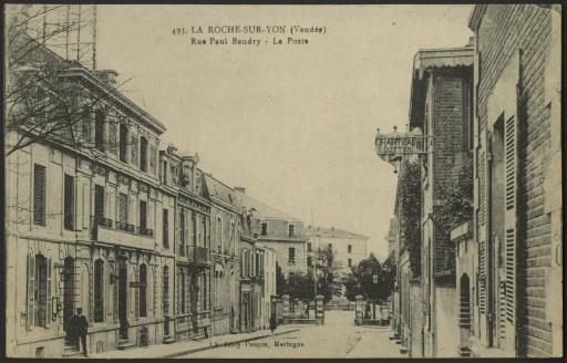 L'hôtel des Postes : ancien bâtiment situé rue Paul Baudry (vues 1-3 ; avec la caserne en arrière-plan, vues 1-2, avec l'église Saint-Louis en arrière-plan, vue 3), nouveau bâtiment situé à l'angle des rues Georges Clemenceau et Jean Jaurès (vues 4-5).